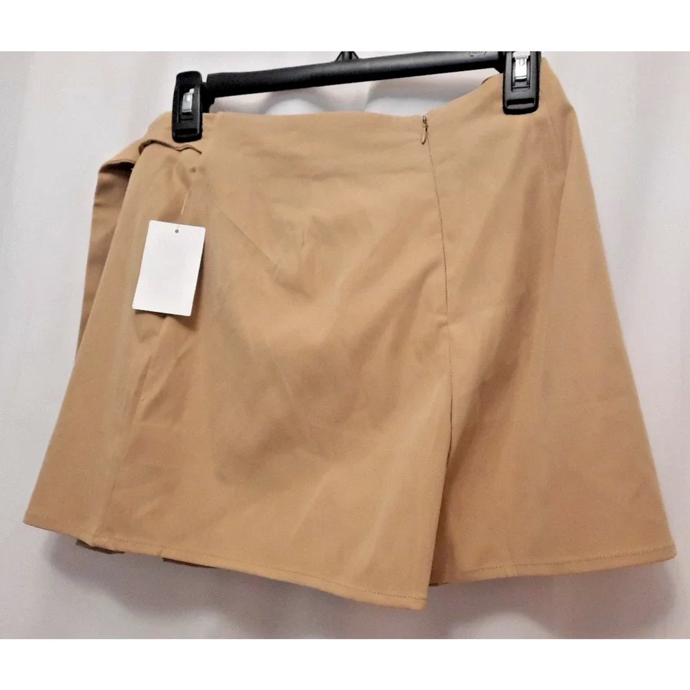 19 Cooper NWT tan short front pleat side belt gold hardware short skort side zip